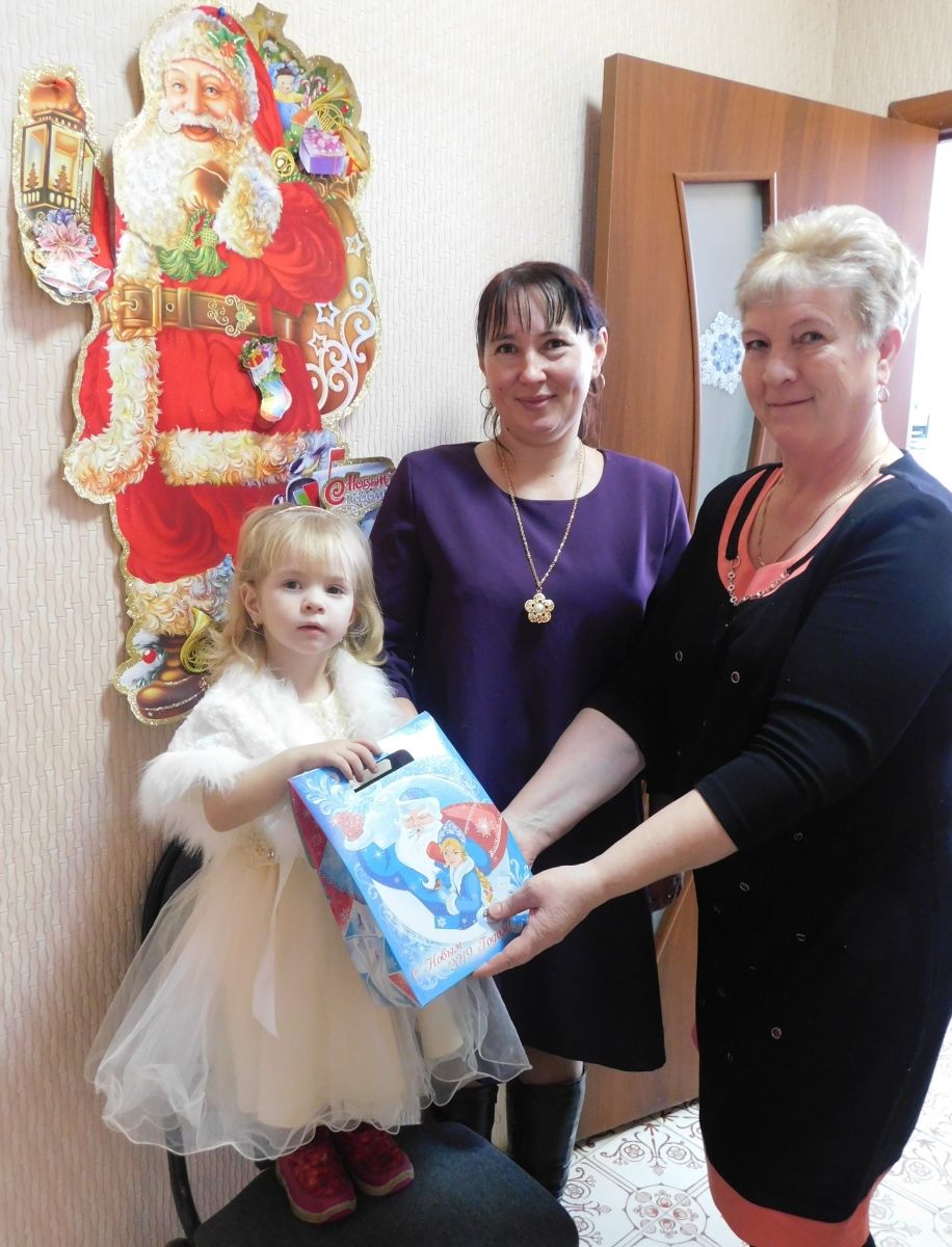 Новогодние подарки от Главы Республики Мордовия получили 1160 детей, проживающих в Ельниковском районе